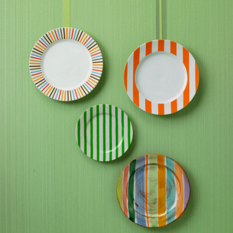 Wall decoration with crockery
